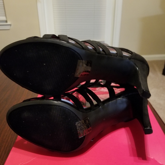 Cute Strappy Sandals - Picture 4 of 4